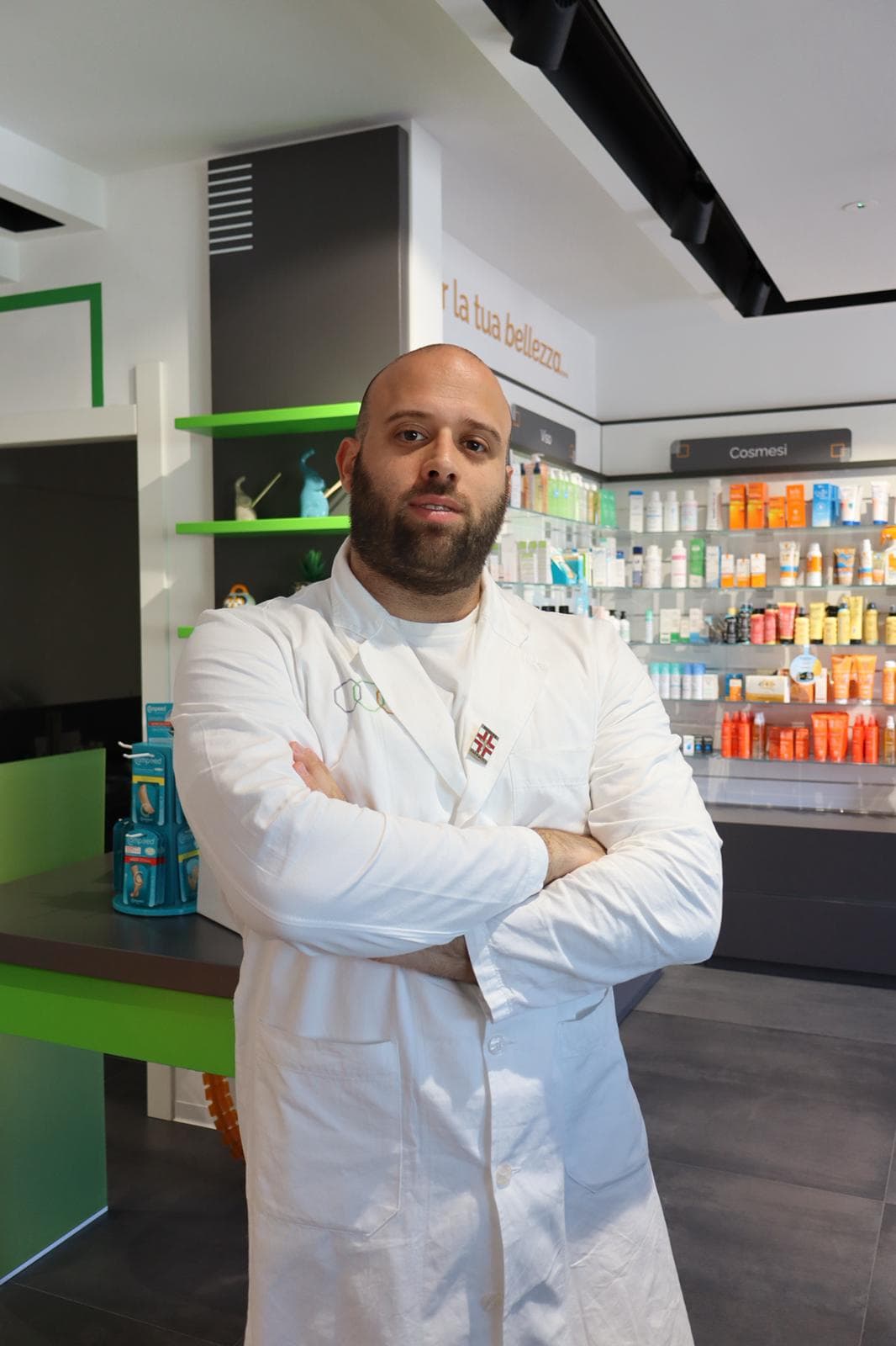 Dottor Aldo, farmacista della Farmacia D'Arienzo, in camice bianco