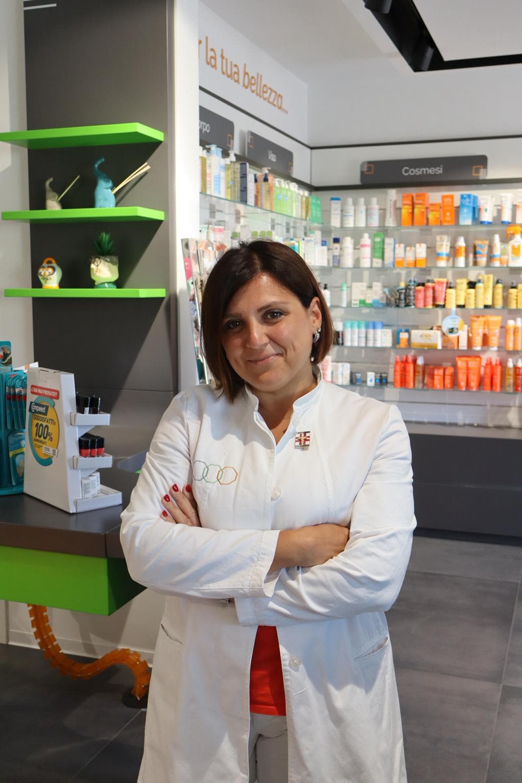 Ida, operatrice della Farmacia D'Arienzo, in camice bianco