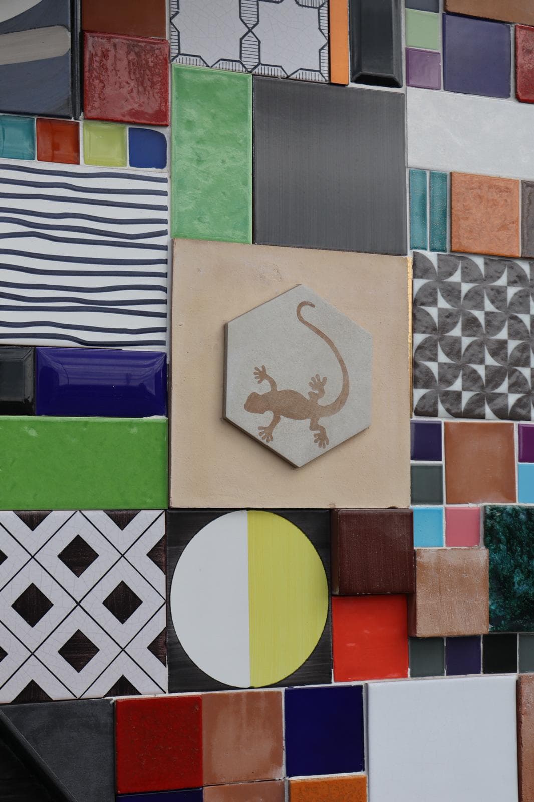 Dettaglio ceramiche artistiche in farmacia