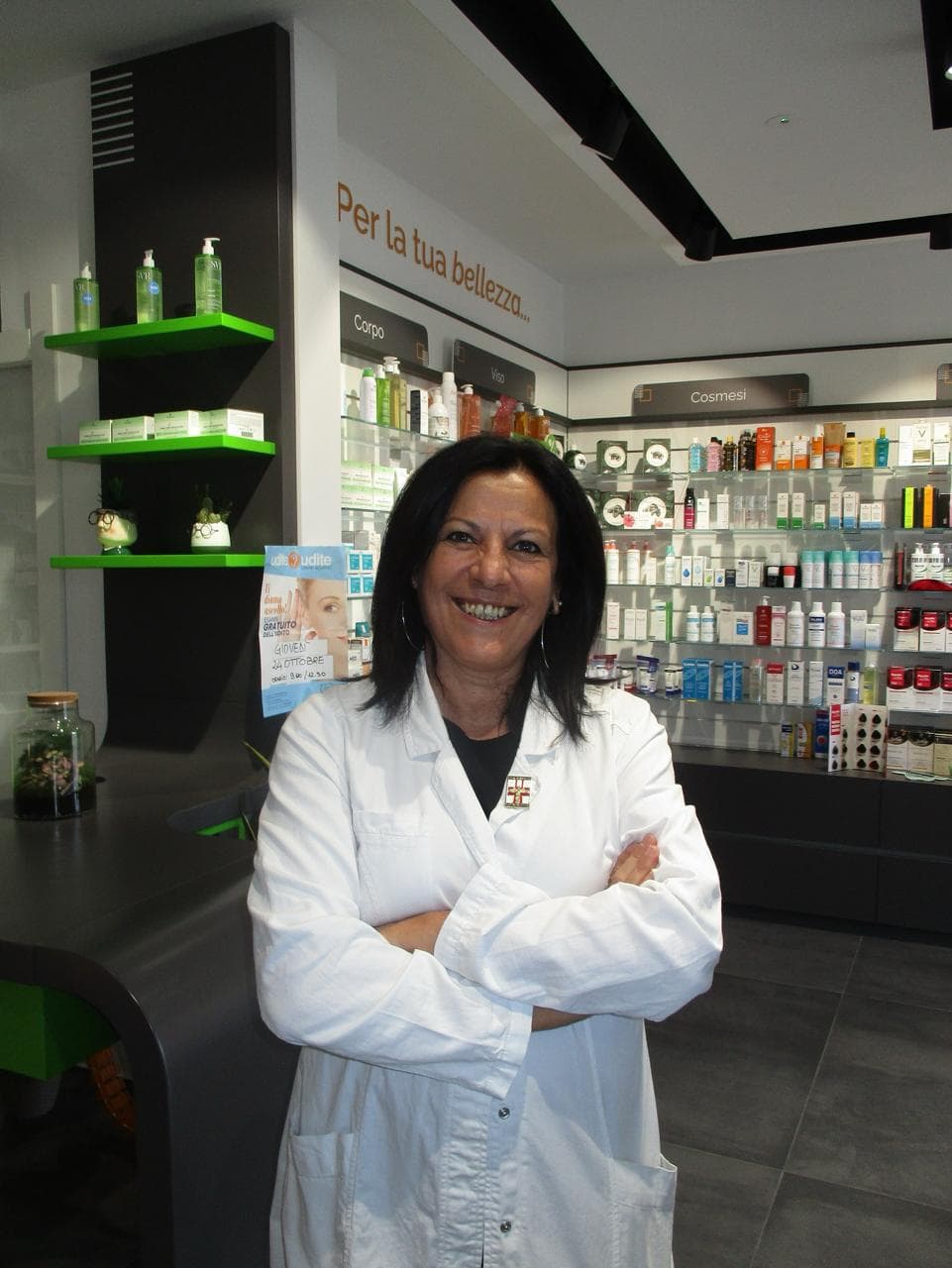 Dottoressa Rossella, farmacista della Farmacia D'Arienzo, in camice bianco