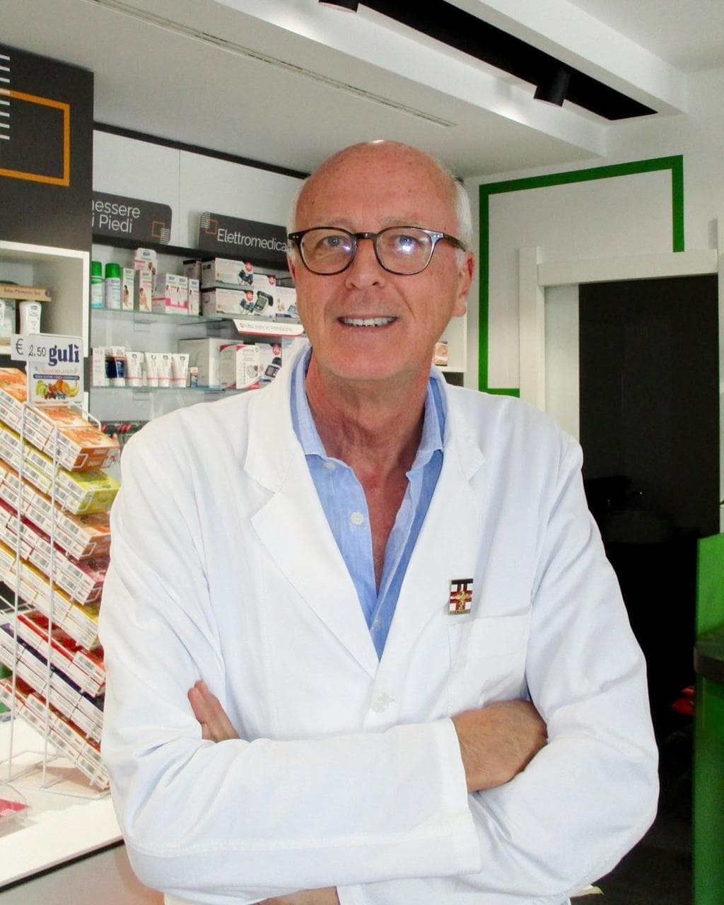 Dottor Salvatore, farmacista della Farmacia D'Arienzo, in camice bianco