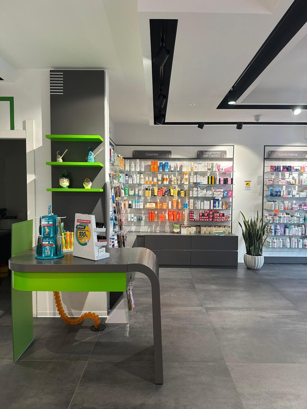 Interno Farmacia D'Arienzo - reparto cosmesi e prodotti per la bellezza
